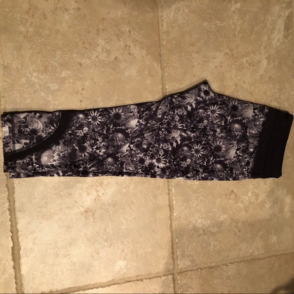 Lululemon floral cropped leggings - Picture 9 of 9